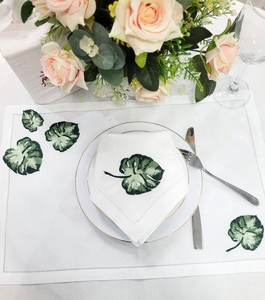 Ensemble de sets de table et serviettes en lin 100% brodé feuille de Monstera, blanc, avec ourlet en coton, lavable et réutilisable, vente en gros à prix abordable - Product Image 1