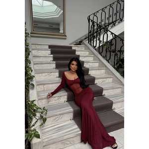 Robe de soirée longue bordeaux coupe trapèze avec détail transparent sur le devant, ornée de perles, de fleurs et de plumes, idéale pour les soirées formelles - Product Image 2