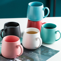 Tasse à eau en céramique noire mate de 8 12 14 16 onces avec une grande capacité Design moderne Gravure au laser Tasse à café avec logo personnalisé