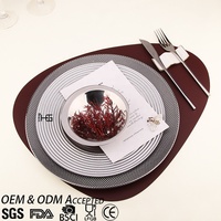 Service de table de luxe gris pour une personne, comprenant assiette et bol en verre texturé argenté, couverts, et cadeau de dîner en céramique Coupe Stanley bordeaux.