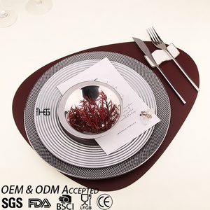 Service <span class=keywords><strong>de</strong></span> <span class=keywords><strong>table</strong></span> <span class=keywords><strong>de</strong></span> luxe gris <span class=keywords><strong>pour</strong></span> une personne, comprenant assiette et bol en verre texturé argenté, couverts, et cadeau <span class=keywords><strong>de</strong></span> dîner en céramique Coupe Stanley bordeaux. - Product Image 1