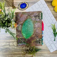 Hibiscus – livre d'ombres en cuir fait à la main et écologique, avec crochet en C robuste, papier Kraft recyclé