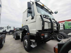 Camión Tractor Sinotruk Howo 6*6 con Tracción en Todas las Ruedas, 430hp, Cabeza Tractora de 60t, Camión Remolque Todoterreno en Venta en la República Democrática del Congo - Product Image 1