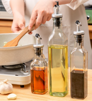 Bouteille d'huile en verre multifonctionnelle de 250 ml avec couvercle en plastique et bec verseur, conteneur de rangement carré moderne de qualité alimentaire pour épices, idéal pour la cuisine