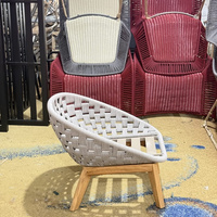 Chaise d'extérieur en bois avec dossier tressé pour jardin et terrasse