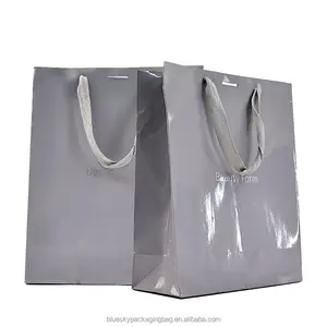 Saco de papel de luxo com logotipo personalizado para sapatos, roupas, compras, embalagens com alças de fita, máquina para fazer sacolas de papel, preço baixo