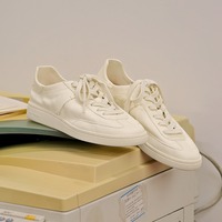 Chaussures décontractées blanches pour hommes en cuir véritable, baskets respirantes d'été, nouveau style 2026, chaussures d'entraînement tendance à enfiler pour hommes