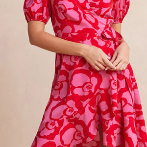 Robe courte décontractée en rayonne respirante à imprimé plage, col en V et nouée sur le côté, conçue par le fabricant - Product Image 4