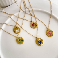 Collier ras du cou en acier titane plaqué or avec pendentif rond au design artistique et motif émaillé