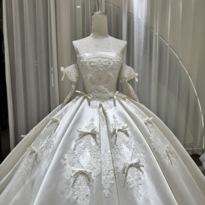 Robe de mariée moderne OY031 en satin à col bateau avec nœud, traîne chapelle, fleurs, dentelle et cristaux pour femme - Product Image 5