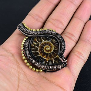 Pendentif en ammonite naturelle de style classique, serti sur fil de cuivre fait main, personnalisable, service d'échantillons, vente en gros - Product Image 1