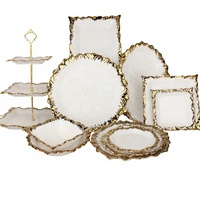 Vaisselle en porcelaine de style moyen-oriental moderne de luxe, bord doré, motif carré blanc, plat rectangulaire ovale en céramique, bord doré