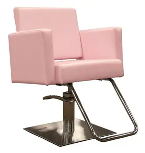 使用粉红色沙龙 barber 椅为妇女造型