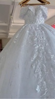 Robe de mariée de luxe 2025 style africain à épaules dénudées : embellissement artisanal de perles et robe de bal en dentelle délicate avec traîne cathédrale