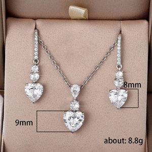 Set di Gioielli a Forma di Cuore con Zirconia Cubica per Donne, Collana con Ciondolo e Orecchini a Perno in Rame Placcato Rodio con Stile Elegante - Product Image 5
