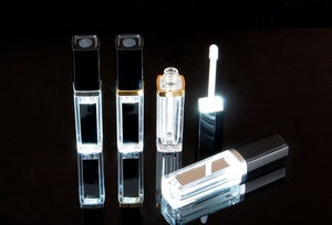 Tubes de gloss à lèvres avec lumière LED et miroir - Product Image 4