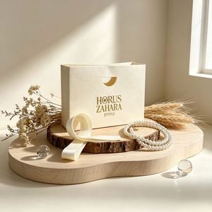 Sac cadeau en papier blanc crème avec logo imprimé feuille d'or à chaud, pochette en papier découpée avec poignée pour emballage cadeau de bijoux et vente au détail - Product Image 2