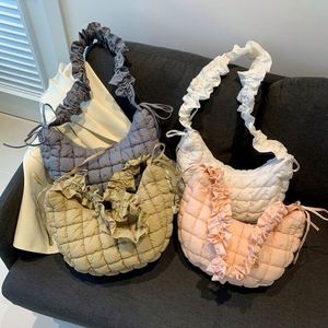 กระเป๋าสะพายข้างแบบควิลท์ขนาดใหญ่สำหรับขายส่ง กระเป๋าถือทรงคลาวด์จีบเก๋ไก๋พร้อมซิป รับสกรีนโลโก้ - Product Image 1