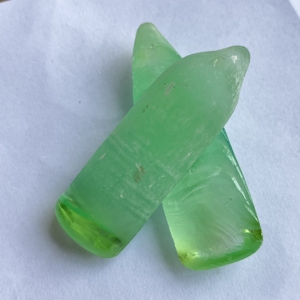 Corindon synthétique brut vert clair de haute qualité non taillé - Product Image 1