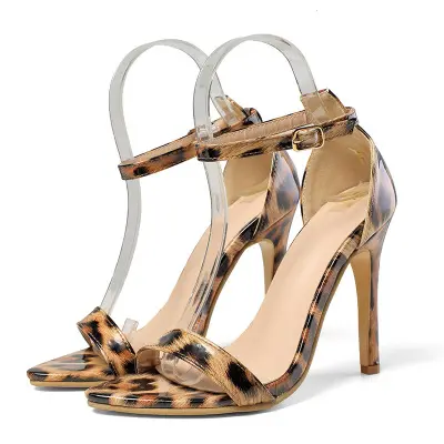 Logo personnalisé EUR 35-42 Femmes printemps été nouveau sexy imprimé léopard simple mot avec fines sandales à talons hauts à bout ouvert chaussures