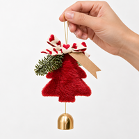 Ornement suspendu en peluche cloche de Noël avec nœud et accent en feuilles persistantes