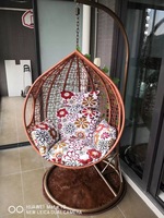 Meilleure vente de chaise en osier tissé en rotin œuf panier suspendu chaise pivotante en rotin comprend un support