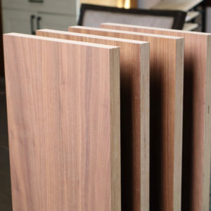 Contrachapado de Madera de Caucho 100% Vietnamita, Superficie Plana con Doble Lijado, para Construcción y Pisos - Product Image 1