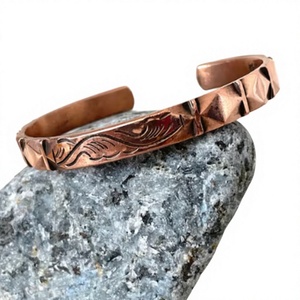 Elegante Brazalete de Cobre con Acabado de Patrón de Diamantes en Relieve, Joyería Metálica de Moda, Diseño Exquisito - Product Image 1