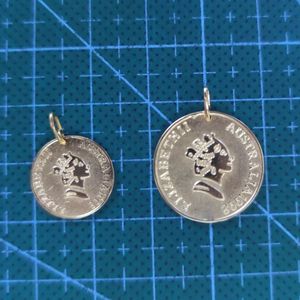 Pendentif pièce de monnaie Xinfly en or pur 18 carats avec portrait de la reine Elizabeth, tendance géométrique pour femme, idéal pour mariage - Product Image 2