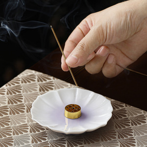 Brûleur d'encens en céramique, design floral blanc avec insert doré, pour aromathérapie à domicile, style moderne et minimaliste - Product Image 1
