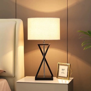 Lámpara de mesa geométrica con pantalla de tela simple, LED E27, iluminación ambiental que cuida la vista, para dormitorio, mesita de noche, sala de estar, estudio - Product Image 1
