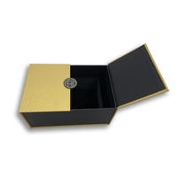 Boîte rigide magnétique à double porte de luxe personnalisée avec papier texturé spécial, logo en feuille d'or, emballage pour bouteilles de vin et de parfum