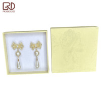 ROGOOD Boîte à bijoux rigide de luxe beige avec motif de roses en relief, papier texturé spécial, 90x90x30mm avec insert en mousse P2254