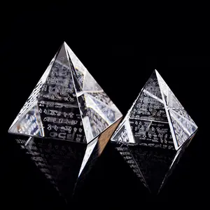 Produk Baru terlaris kustom terukir 3D piramida transparan K9 kristal hadiah Dekorasi Rumah