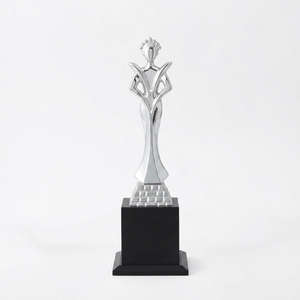 Trofeo de metal premium para mujer por su rendimiento excepcional, reconocimiento corporativo y excelencia profesional. - Product Image 1