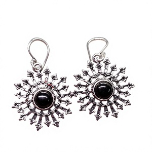 Pendientes de aro de ónix negro chapados en plata con gemas de latón, diseño de aro, los más vendidos, para ocasiones de aniversario de mujeres - Product Image 1