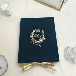 Tarjeta de Invitación de Boda de Lujo en Terciopelo Azul Marino con Estampado Dorado en Relieve y Diseño Personalizado DIY para Despedida de Soltera - Product Image 5