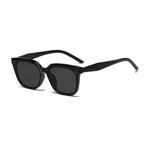 Gafas de sol cuadradas Gm, montura negra de PC, protección UV400, tipo 3 lentes, unisex, para viajes - Product Image 1