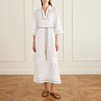 Robe de plage élégante personnalisée avec broderie de palmiers, col en V, manches 3/4, robe de plage pour femmes, robe de vacances, robe kaftan maxi blanche