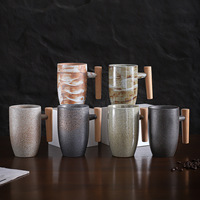 Vente en gros de tasses à eau en céramique artisanale personnalisées avec logo rétro, finition mate et rugueuse, avec poignée en bois