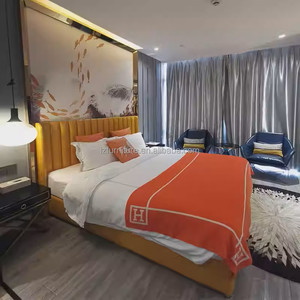 Muebles de dormitorio de hotel de 3 estrellas: camas de madera con cabecero, mesitas de noche, mueble para TV, tocador de baño y armario abierto en venta - Product Image 5