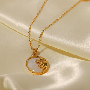<span class=keywords><strong>Collana</strong></span> INS con Ciondolo <span class=keywords><strong>Sole</strong></span> in Acciaio Inox <span class=keywords><strong>e</strong></span> Conchiglia Bianca, Placcata in Oro 18K, Pendente Ovale <span class=keywords><strong>Sole</strong></span> <span class=keywords><strong>e</strong></span> <span class=keywords><strong>Luna</strong></span> - Product Image 5