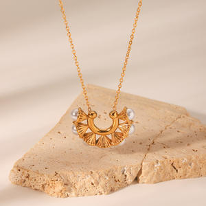 Ganku Collier de pendentifs en acier inoxydable en forme de U pour femmes serti de perles d'eau douce Vente en gros Chaîne à maillons pour cadeaux - Product Image 4