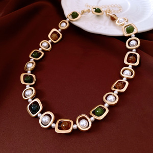 Set di Gioielli in Stile Corte Francese con Bracciale e Collana Vintage in Pietra e Perle Rotonde Cave per Donne - Product Image 6