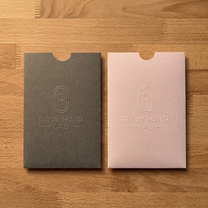<span class=keywords><strong>Buste</strong></span> <span class=keywords><strong>Bianche</strong></span> in <span class=keywords><strong>Carta</strong></span> Artistica Opaca con Logo in Rilievo e Biglietto di Ringraziamento Personalizzato per Marchi di Moda - Product Image 1