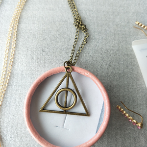 Colliers en alliage pour couples à la mode <span class=keywords><strong>Harry</strong></span> <span class=keywords><strong>Potter</strong></span> Reliques de la mort Collier triangulaire rotatif - Product Image 5