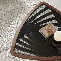 Table basse en bois de style moderne avec plateau en verre en forme de triangle pour salon