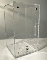 Enclos sur mesure moderne et haut en acrylique transparent pour araignée sauteuse, avec porte coulissante magnétique et ventilation micro-perforée