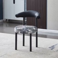 Chaise de salle à manger en cuir rembourrée avec dossier en forme de cor français, design moderne, structure en fer durable, vente en gros d'usine pour hôtels