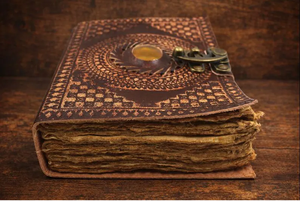 สมุดบันทึกหนังลายนูนสไตล์วินเทจ พร้อมอัญมณีและกุญแจล็อค สมุดบันทึกโบราณทำมือ สมุดจดบันทึกสไตล์เรโทร ของขวัญ - Product Image 4